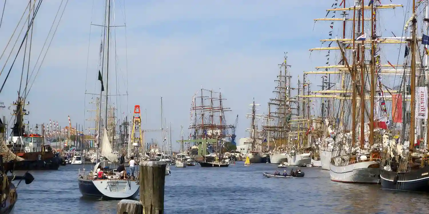 Windjammer Segelschiffe im Neuen Hafen in Bremerhaven während der Lütten Sail 2008.